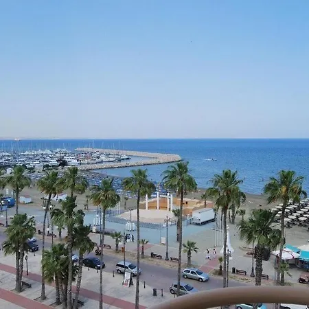 Luxury Apartment, Near Pinikoudes * Ларнака