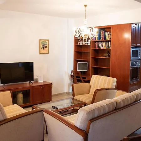 Luxury Apartment, Near Pinikoudes * Ларнака