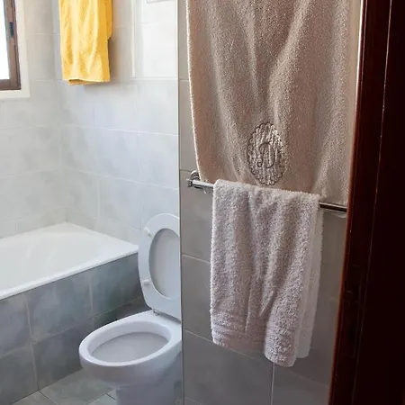 Luxury Apartment, Near Pinikoudes アパート ラルナカ