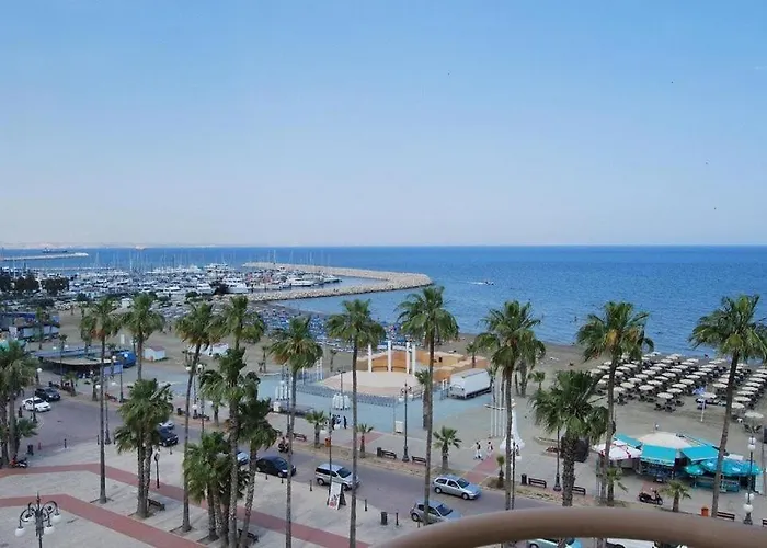 Luxury Apartment, Near Pinikoudes * Ларнака