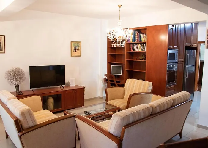 Luxury Apartment, Near Pinikoudes * Larnaca